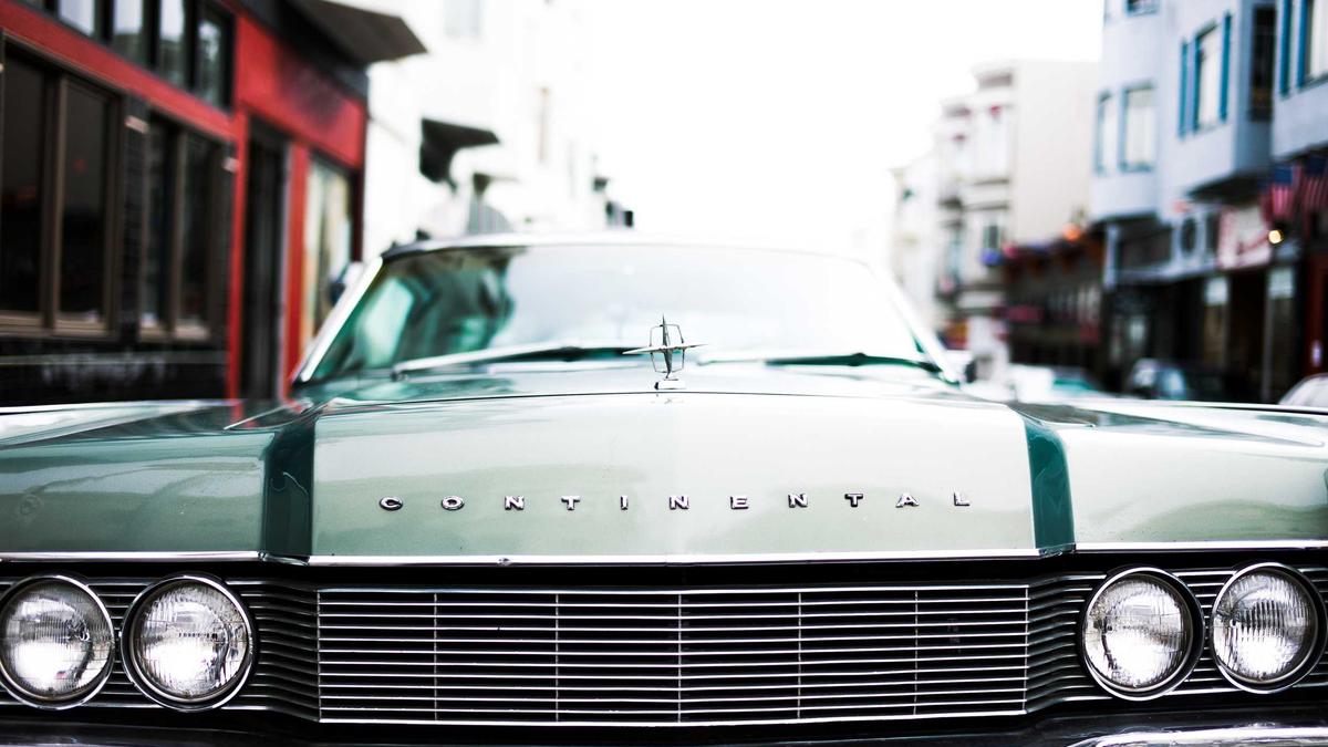 展示奥运赛场上的归化运动员，背景为各国国旗，寓意归化政策的广泛影响和争议